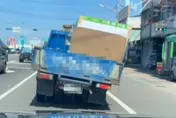 影/貨物未綁牢！鳳山小貨車「歪腰」行駛　危險畫面曝
