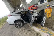 影/搶救中！台中休旅車「甩180度」衝上河堤　駕駛重創命危