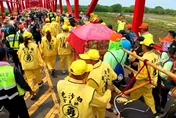 影/無懼封橋！白沙屯媽領萬人直衝西螺大橋　震撼空拍曝