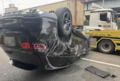 影/國道1號三重段追撞車禍　賓士車烏龜翻釀2傷