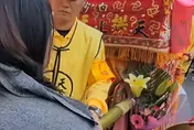 白沙屯媽祖鑾轎急轉彎停駕 ！婦人跪求幫忙　背後藏洋蔥
