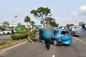 影/高雄小港連環車禍！「小藍」衝安全島噴對向釀4傷