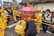 影/白沙屯媽祖進香！粉紅超跑「十字路口暴衝」停駕休息
