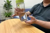 拿水杯痛到崩潰！他手指腫脹變形　針灸3個月甩掉止痛針
