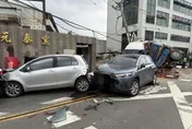 新北鶯歌砂石車衝撞翻車　多人受困受傷送醫