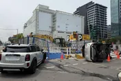 影/北市大直2車擦撞　休旅車翻覆衝進捷運工地