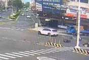 影/台南毒駕女狂飆「保齡球式」撞翻機車群！　3騎士慘遭拋飛