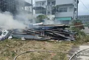 台東市區建築工地火警　大量廢棄物起火悶燒