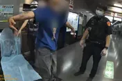 影/高雄鳳山車站1男情緒不穩狂扭動　警護送就醫