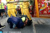 母子跪地「拜託救救他」　白沙屯媽祖聞聲停轎輕撫