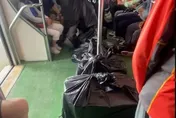 「黑袋魔人」8行李塞爆車廂癱瘓台鐵！大媽喊：不准碰我東西