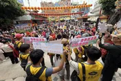 大甲媽祖遶境開跑！「氣象女神」伍婉華現身鎮瀾宮報天氣