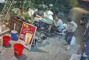 影/命大！冷氣室外機突墜...陸強運大媽一秒神反應躲死劫