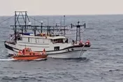 影/海巡雙艦出動！「全漁6」6漁工平安獲救　船長仍失聯