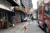 影/新北板橋轎車撞斷路燈　駕駛身揹通緝逃逸遭逮
