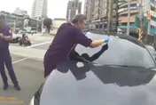 影/北市女驚見愛車「有彈孔」　鑑識警排除「是鳥屎」