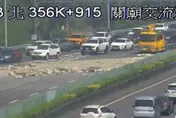假日出遊注意！國3關廟段聯結車翻覆「巨量土石佈滿車道」
