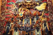 年年祝壽！10多隻枯球籮紋蛾停駐玄天上帝神像　畫面曝光