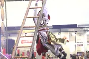 明華園台南表演出事！「米娜大將軍」木梯上重摔落地