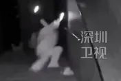 影/25歲陸女「邊下樓邊玩手機」踩空慘摔！腰椎爆裂「失禁」