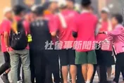 影/高雄旗津遶境違規放鞭炮！警攔阻遭群眾圍堵爆口角