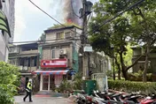 影/板橋韓式烤肉店頂樓起火　黑煙竄天驚動警消