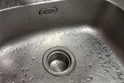 防垢神器！鋁箔揉成球丟廚房水槽　網實測驚呆：很有效