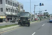 沒睡飽？苗栗頭份「部隊移防」軍車竟衝上分隔島