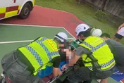 影/何篤霖73歲胞兄打球突心梗倒下　警忍傷狂壓CPR救回一命