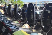 小琉球奇景！機車座墊「集體立正」　騎士齊心防燙葫蘆