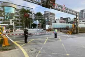 樹林男徒手撐開柵欄闖平交道！害區間車急煞　警追緝