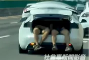 影/國道驚見人體行李！特斯拉載2男「雙腿掛車外」狂晃