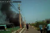 重要文件還在車上！嘉義「全車狂燃」駕駛硬闖取物遭嗆傷