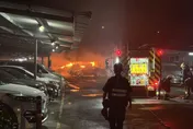 新北土城鐵皮停車場凌晨大火　6車1倉庫燒毀無人傷