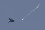 學「捍衛戰士」翻車？韓F15飛行員「空中翻轉」擦撞　慘賠百萬