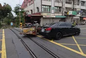 影/嘉義男開車闖平交道撞林鐵台車人員受傷！面臨「罰鍰9萬+吊銷駕照」
