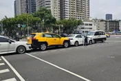 疑身體不適！高雄警車失控「連環撞3車」　警緊急送醫