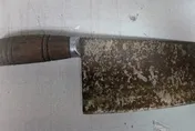 影/竹北某國小旁驚現「持刀流浪漢」　警方：已移送法院裁處