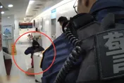 影/銀行搶匪槍抵經理頭對峙畫面曝！警所長智取壓制逮人