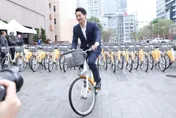 青鳥糗爆！檢舉蔣萬安穿西裝騎YouBike　結局大翻車