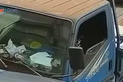35秒畫面曝！小貨車離奇滑行撞車...駕駛竟然是「汪星人」