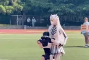 影/校園表演到一半...陸機器人突「熊抱」女大生　網：有自主意識？