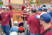 大甲媽祖遶境掌轎人員胯下跨過信徒　楊登嵙：不影響運勢