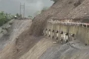 影/山頭「整片消失」！暴雨害力行產業道路山崩　 巨石狂灌進深谷