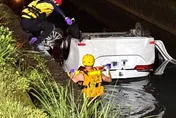 宜蘭深夜車撞電桿墜大排翻覆　48歲女無呼吸心跳命危