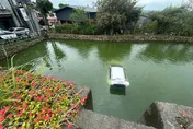 差點見祖先！桃園41歲男斜坡倒車　整輛撞破護欄墜池塘