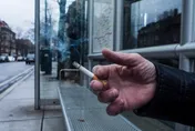 男違規抽菸不理勸阻！陸女澆熄菸遭動粗　怒控報警反遭脫衣搜身