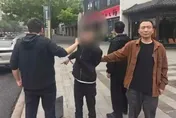 撿到1380元暗爽！陸男下秒開車門崩潰　超17萬現金全被偷走