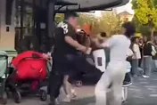 影/上海迪士尼爆衝突！男不爽吸菸遭勸阻　凶狠「飛踢+扇耳光」