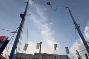 影/西班牙遊樂園驚悚意外　彈射椅鋼索斷裂2童受困空中